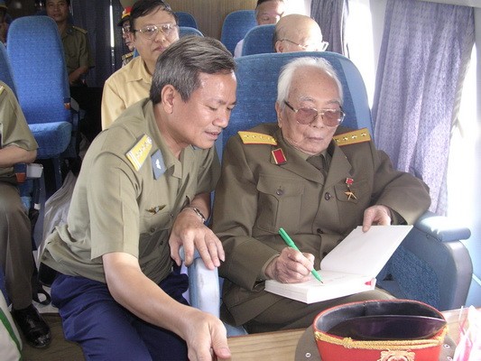 Trên đường trở về, Đại tướng đã lấy quyển “Hồi ức Điện Biên Phủ” ghi: “Tặng Bộ Tham mưu Quân chủng PK-KQ nhân chuyến điều động trực thăng đi thăm Mường Phăng và nhân kỷ niệm 50 năm chiến thắng Điện Biên Phủ. Trên máy bay Mi-172 . Đại tướng Võ Nguyên Giáp”.